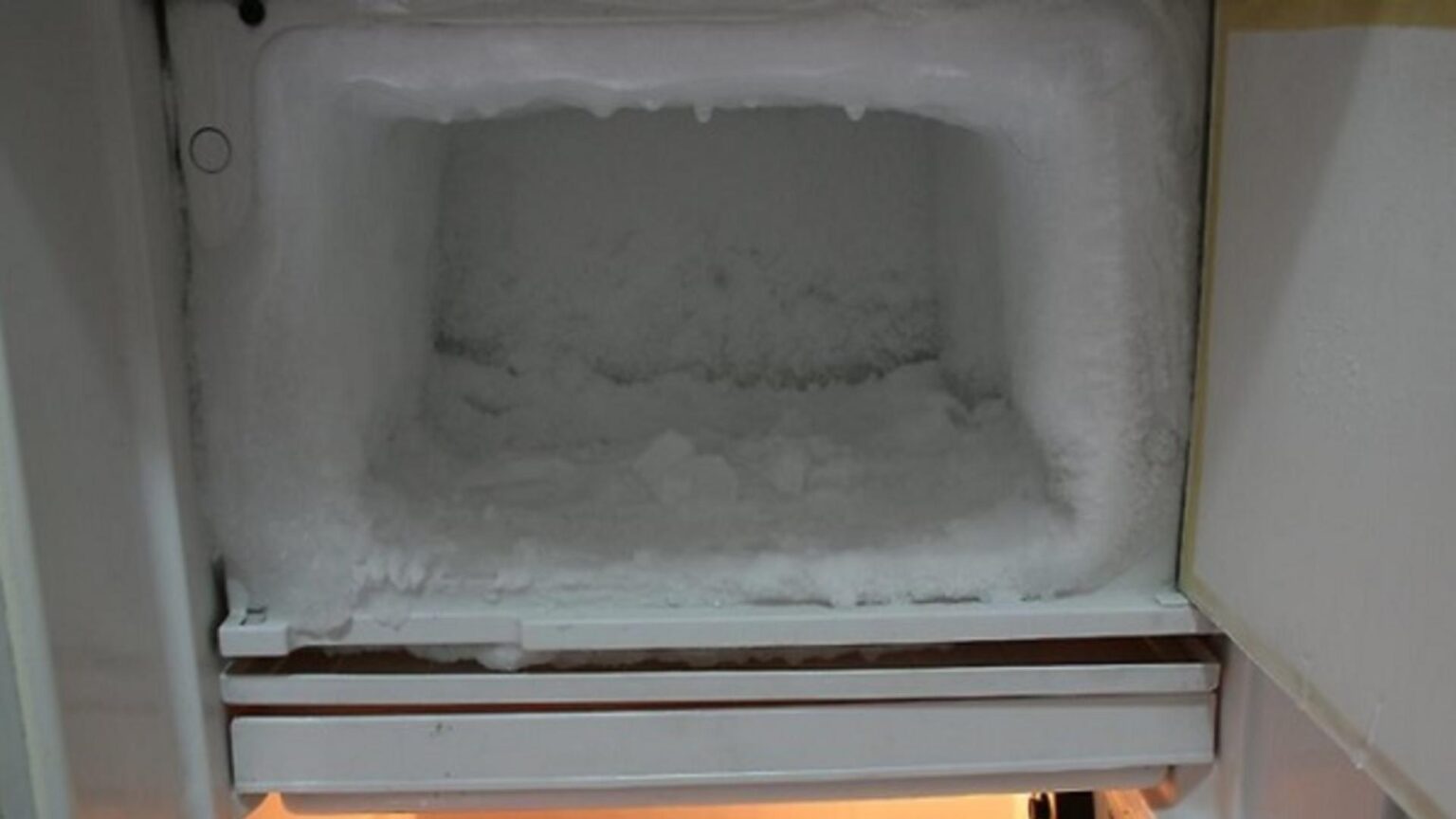 de ce ingheata frigiderul in interior iarna solutiile simple si eficiente pe care toate gospodinele trebuie sa le stie 6948d14aebb11