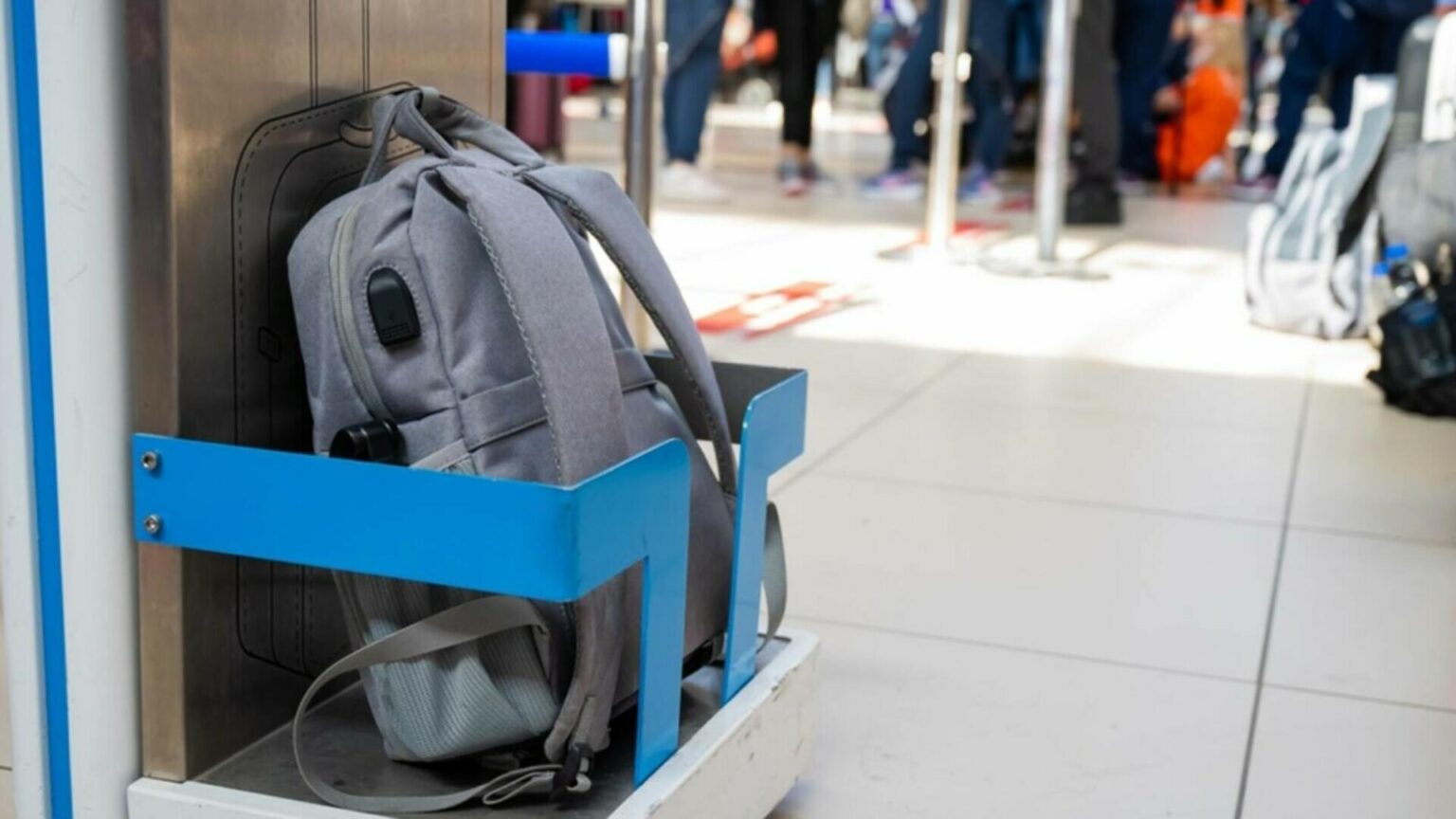 descoperire uluitoare pe aeroport diamante ascunse in bagajul unui pasager barbatul a fost retinut 693c6f5d710bc