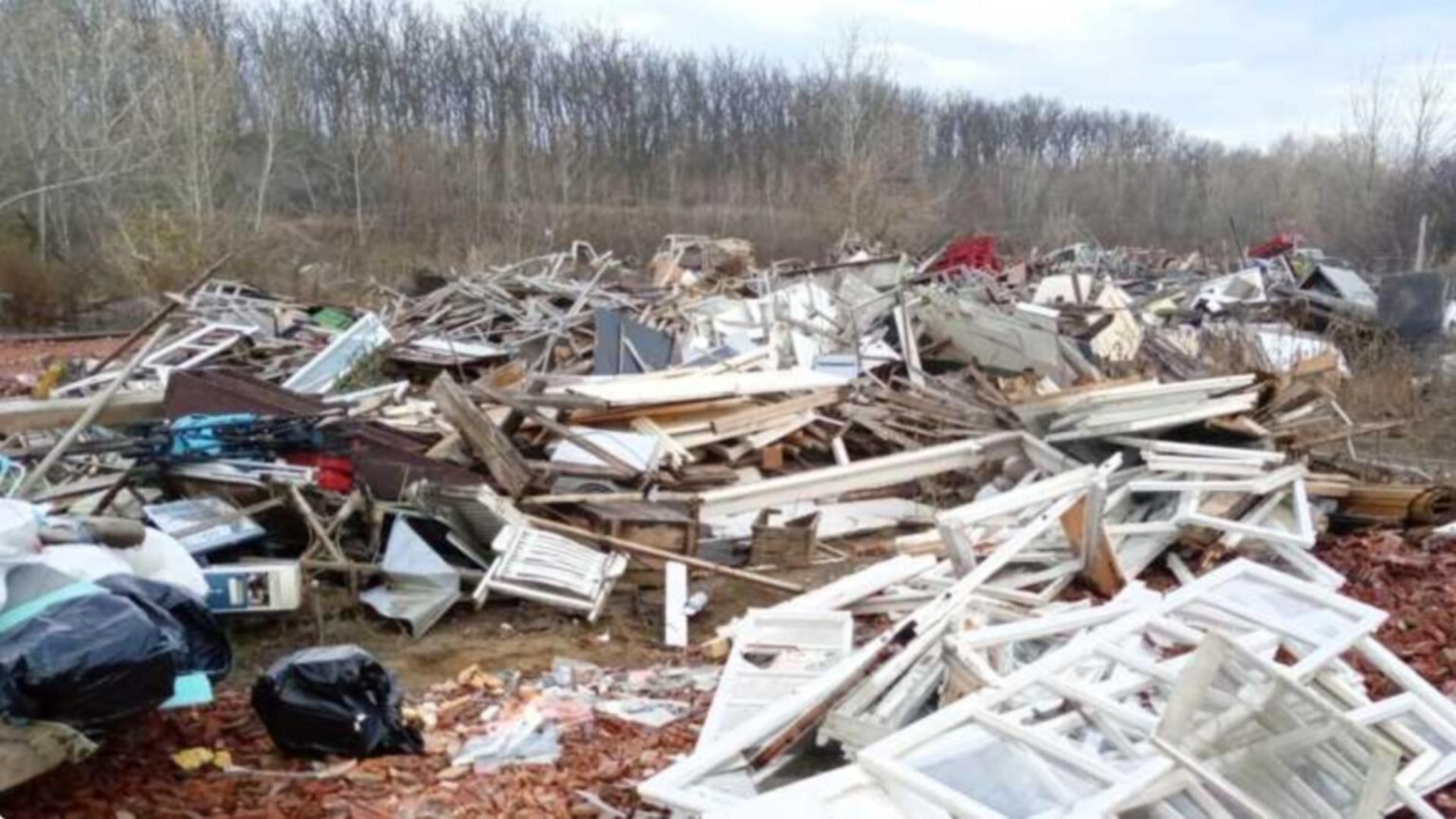 dezastru ecologic langa raul mures un hectar de teren sufocat de gunoaie amenda record pentru o familie din arad 6939a114447a0