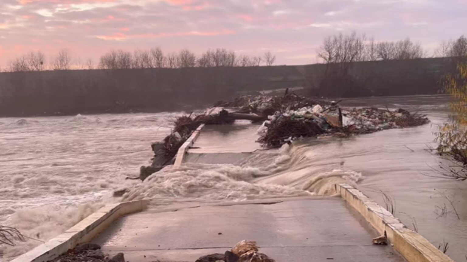 dezastru la 20 de kilometri de capitala podul de peste arges de la budesti s a prabusit din cauza deversarilor de la baraje 69319bfd4cbb7