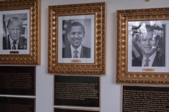 donald trump a adaugat descrieri la galeria de portrete ale fostilor presedinti sua jigniri pe banda rulanta pentru obama si biden 69438e688806d