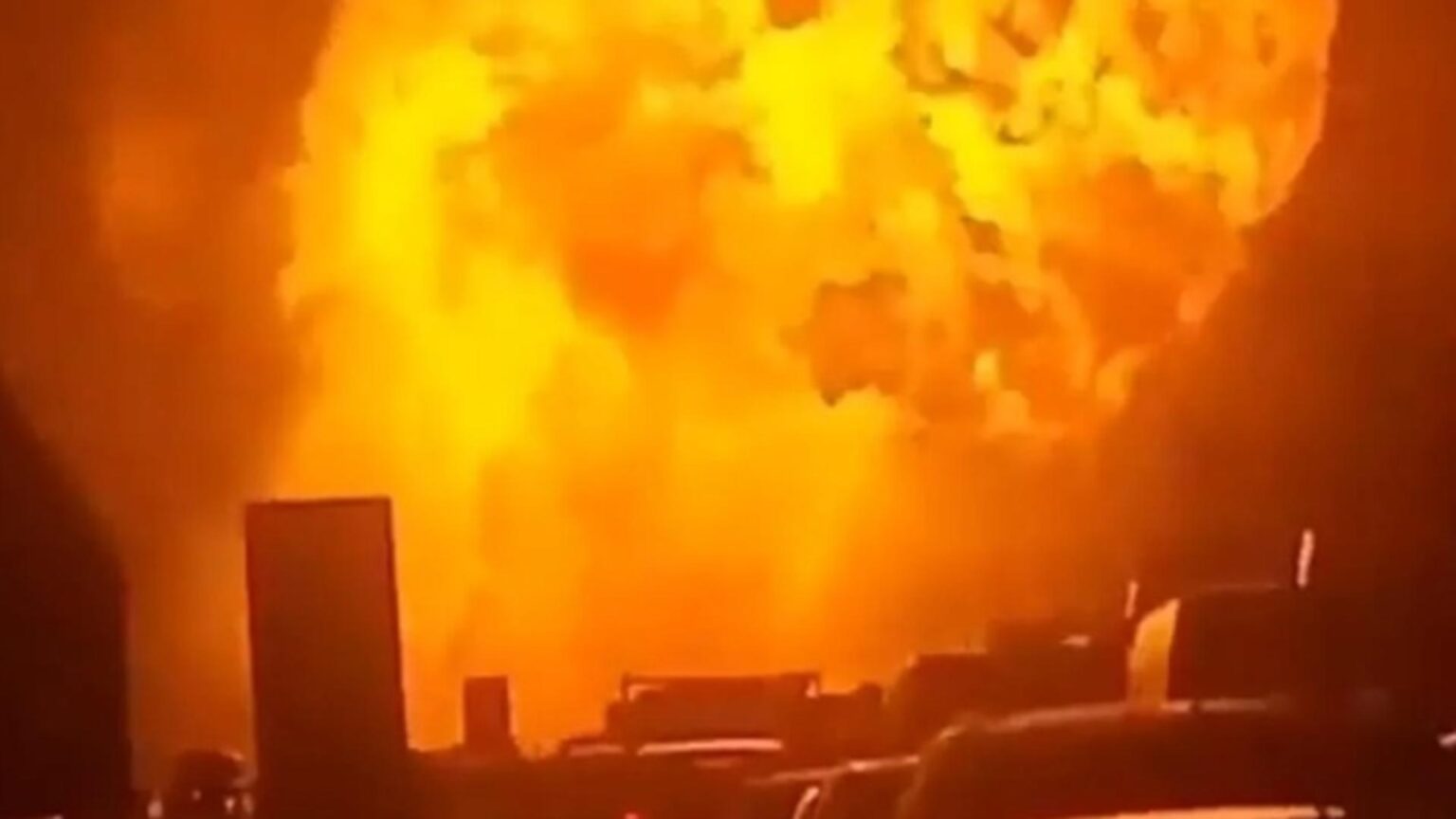 explozie spectaculoasa pe autostrada a1 din italia un camion cu gpl a explodat dupa ce a intrat in coliziune cu un alt camion 694c048b6911b