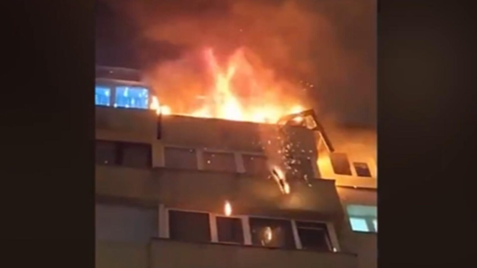 explozie urmata de un incendiu intr un bloc din brasov un barbat transportat de urgenta la spital 6944e3f56f6f9