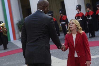 giorgia meloni din nou virala reactia care a starnit zambete la intalnirea cu presedintele mozambicului a ramas uimita de inaltimea acestuia 694392086ee8d