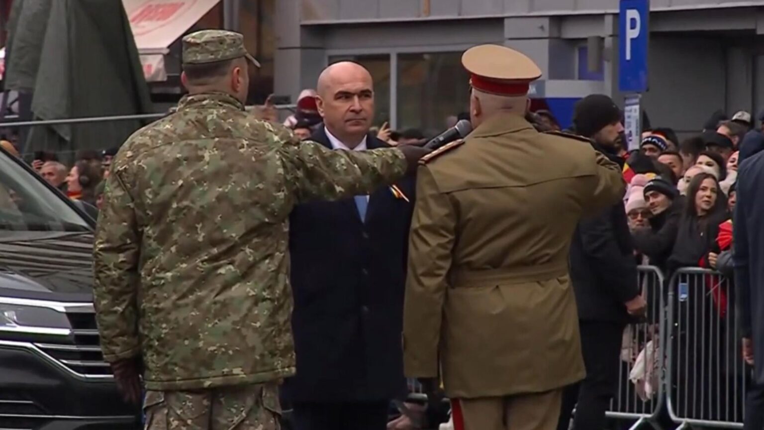 huiduieli fara precedent la alba iulia la adresa premierului ilie bolojan video 692d8b5329eee