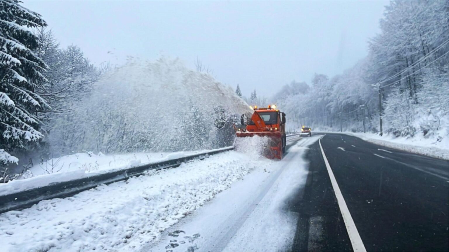 iarna in toata regula in romania drumarii au intervenit pe trei drumuri nationale si doua drumuri judetene din maramures 695232748471e