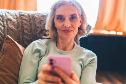 if your mom texts these 11 phrases she probably feels lonely and needs your attention 693992e83596b