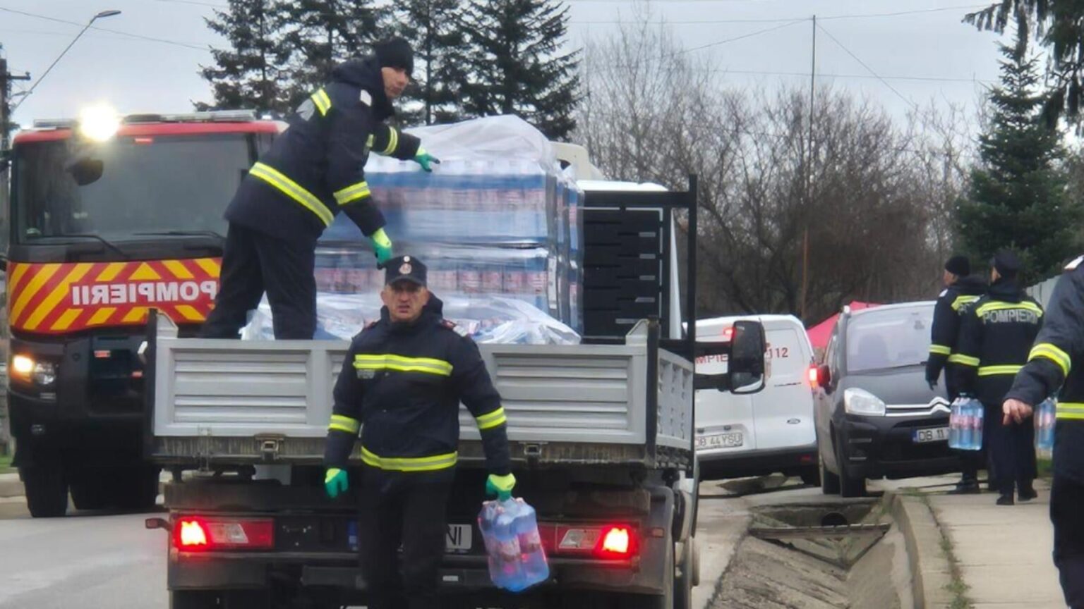 inca nu curge apa potabila la robinet mai intervine in continuare cu cisterne si apa imbuteliata in zonele afectate de criza apei 6934784d3c343