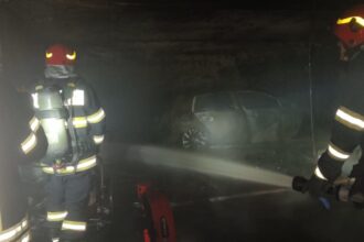 incendiu in parcarea unui centru comercial din ploiesti o masina a luat foc de la ce au pornit flacarile 694a48571bc2a