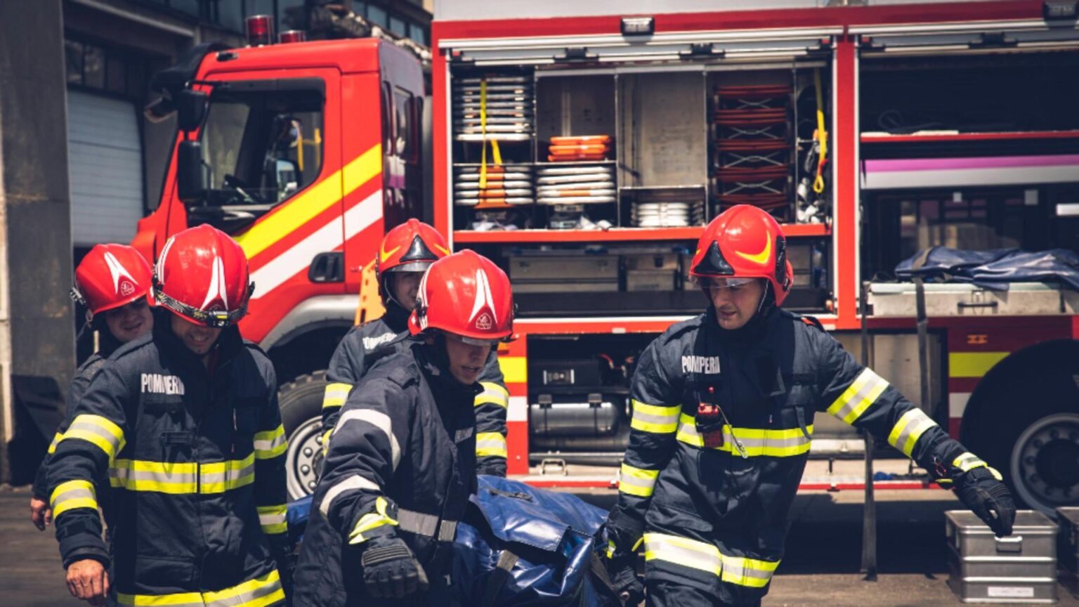 incendiu intr un apartament din targoviste un barbat a suferit arsuri la brate 11 persoane s au autoevacuat 693fb42df35ea