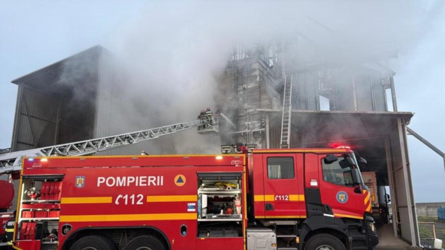 incendiu intr un restaurant din oradea chiar inainte de revelion sistemul de ventilatie a luat foc 69553b69eb663