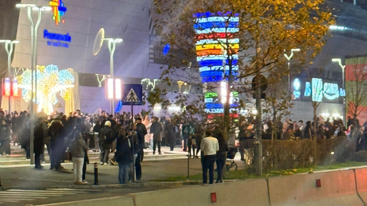 incendiu la mall promenada din bucuresti oamenii au iesit din centrul comercial pompierii intervin de urgenta 69307cc59b8b7
