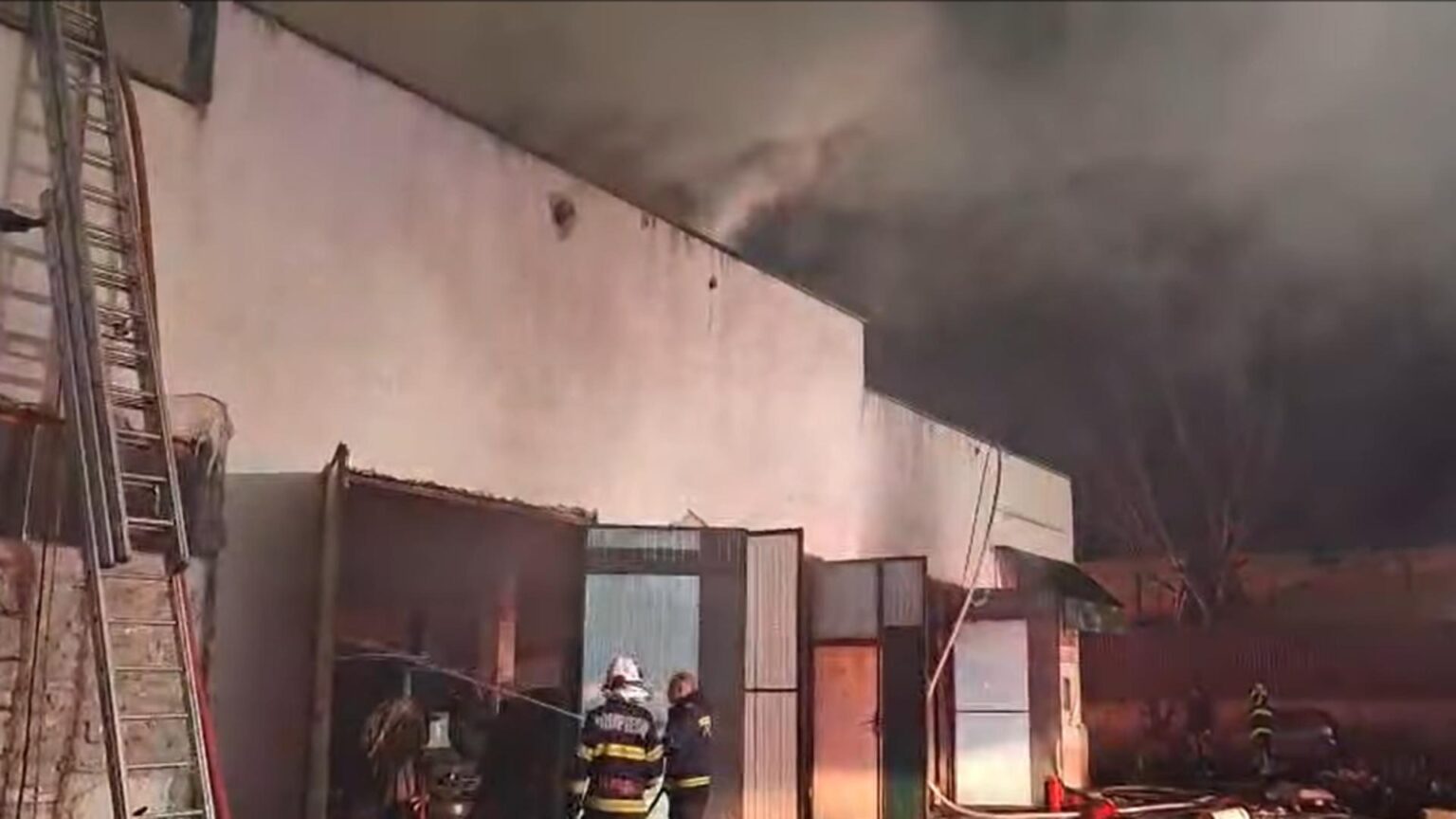 incendiu masiv intr o hala din vaslui interventie de amploare a pompierilor video 693d1703a57be