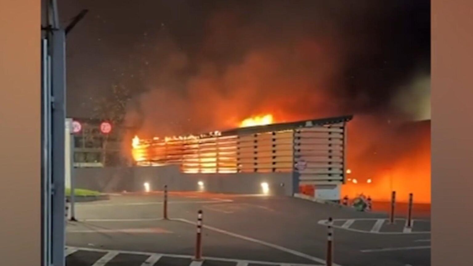 incendiu violent intr un cartier rezidential din rahova focul ar fi izbucnit din cauza unei petarde 693fa2907a907