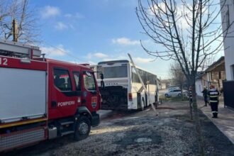 incident grav in judetul timis un autobuz in care se aflau 52 de persoane a luat foc 6936e2092405f