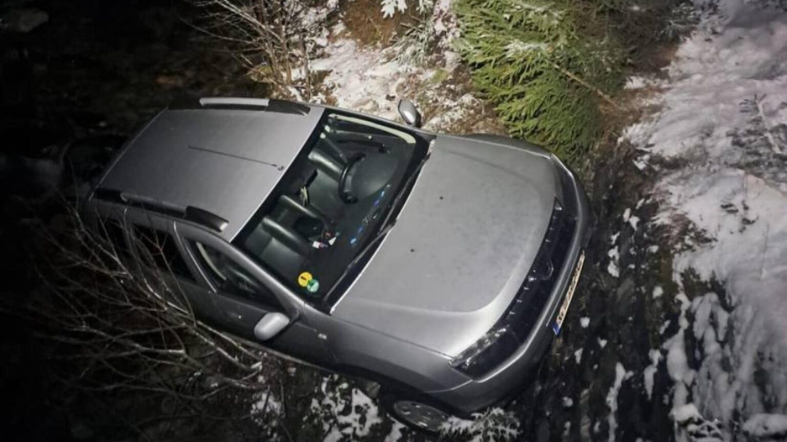 incident pe un drum forestier chiar in seara de craciun un autoturism cu sase pasageri a cazut de pe un pod 694e1e52314e7