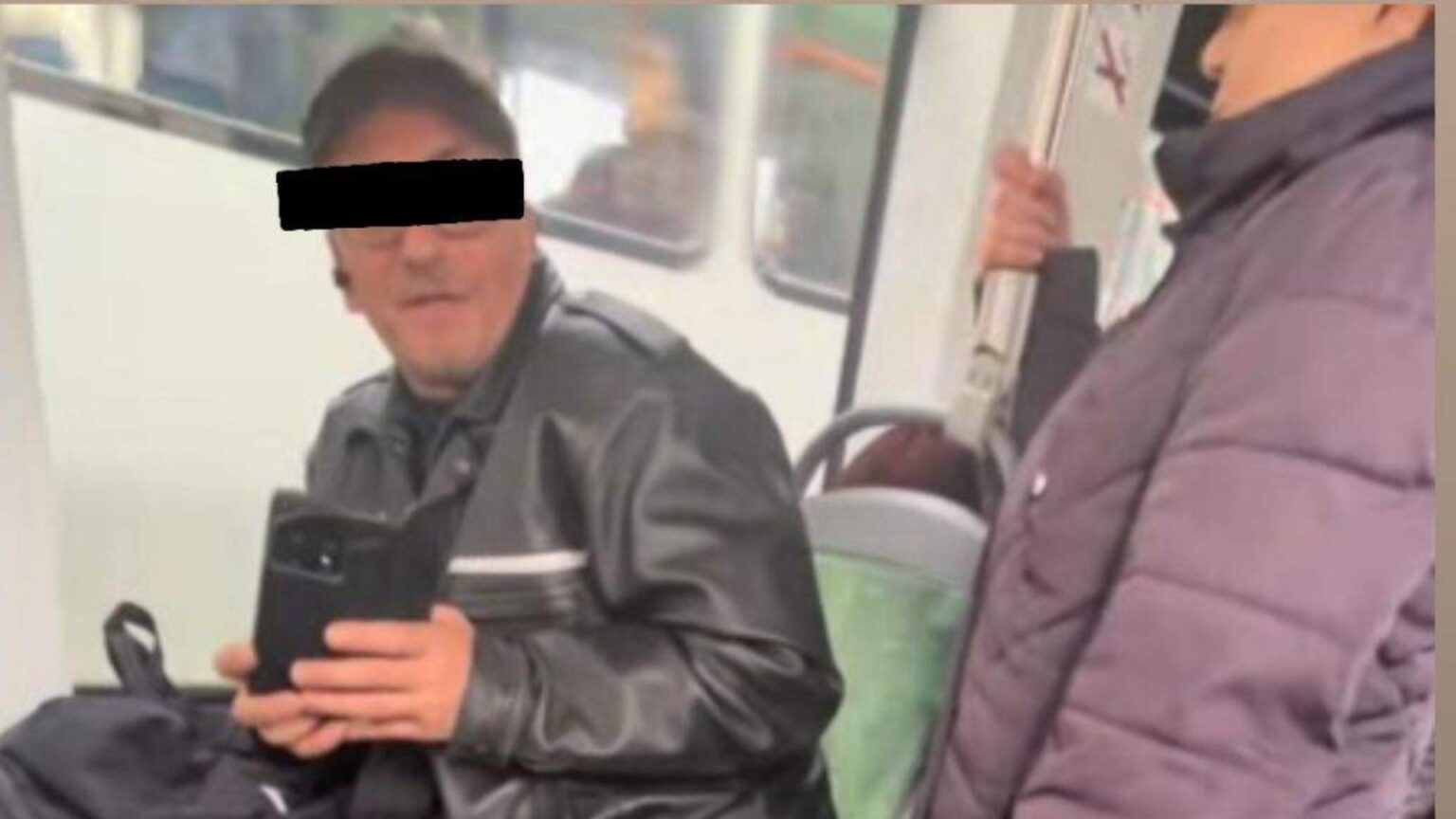 incident revoltator in bucuresti doua eleve hartuite intr un tramvai pentru ca isi faceau temele 692ffbe950062