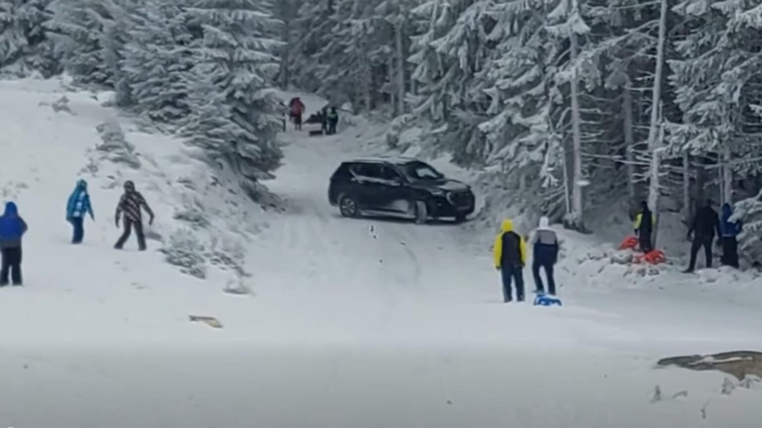 inconstienta la volan un turist a intrat cu masina direct pe partia de sanii din parang video 695552e454633