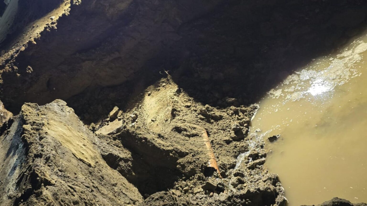 interventie de urgenta in galati echipele au rupt un drum pentru a salva o comuna de inundatii 694068b7bdcf0