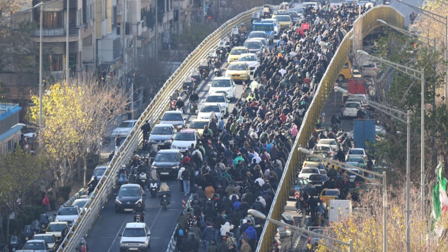 iranul fierbe proteste masive si ciocniri cu fortele de ordine dupa demisia guvernatorului bancii centrale 6953e40e2f91c