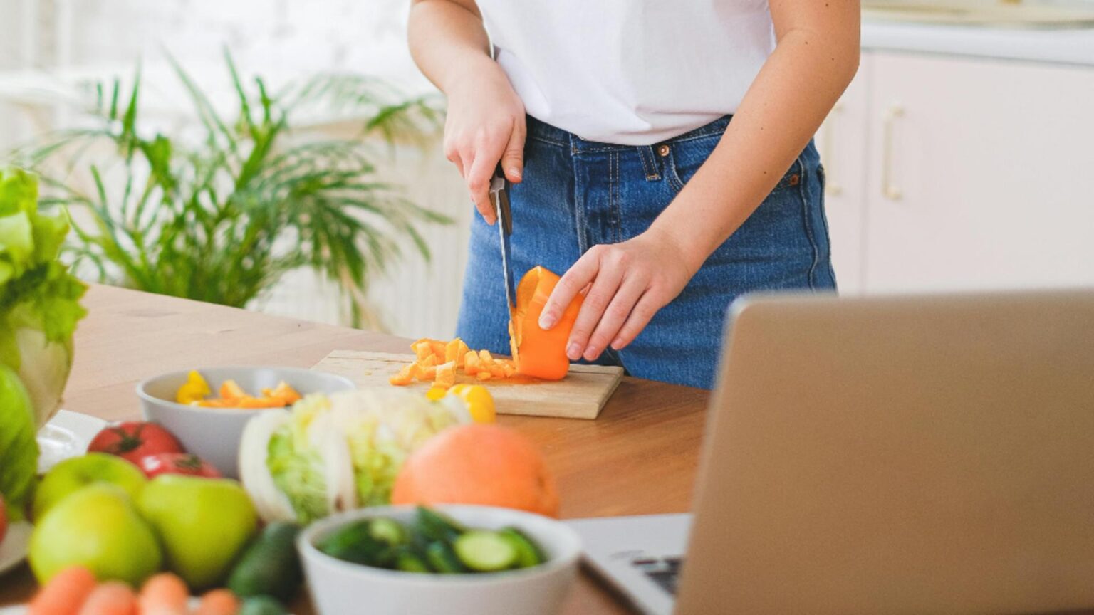 legume si fructe care contin o cantitate mare de vitamina c sunt recomandate in sezonul rece deoarece intaresc imunitatea 693015e72ce11