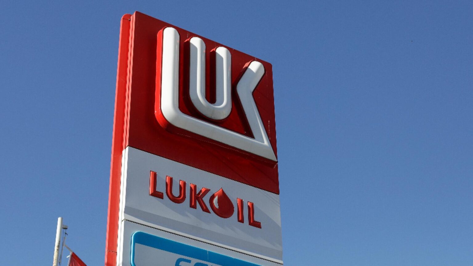 lukoil negociaza o tranzactie fara bani cu o banca din sua acordul ar putea necesita aprobarea lui vladimir putin 693bb1869fe07