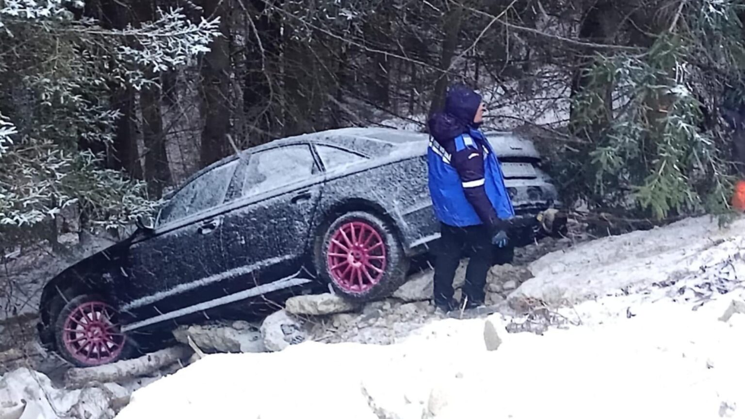 masina prabusita in rapa la rausor capcana naturala care a dus la asemenea situatie salvata doar cu ajutorul jandarmilor montani 6954376ab3993