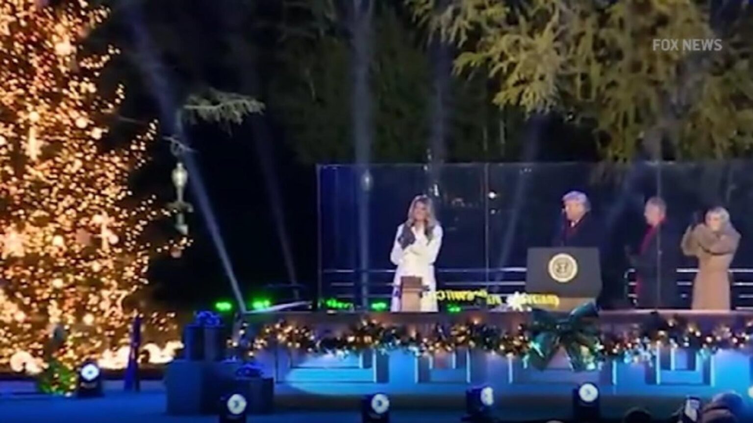 melania trump a aprins bradul de craciun imagini senzationale 6932f60fdd51c