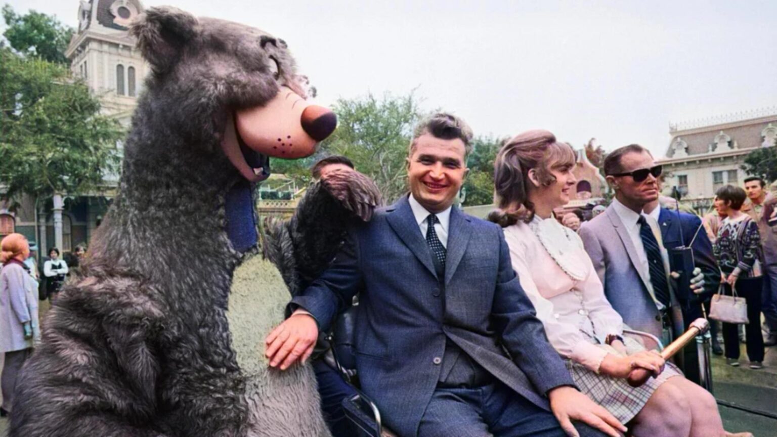 nicolae ceausescu imagini nedifuzate de la disneyland cum s a distrat fostul dictator cu familia la celebrul parc din sua 694ec00a64b42