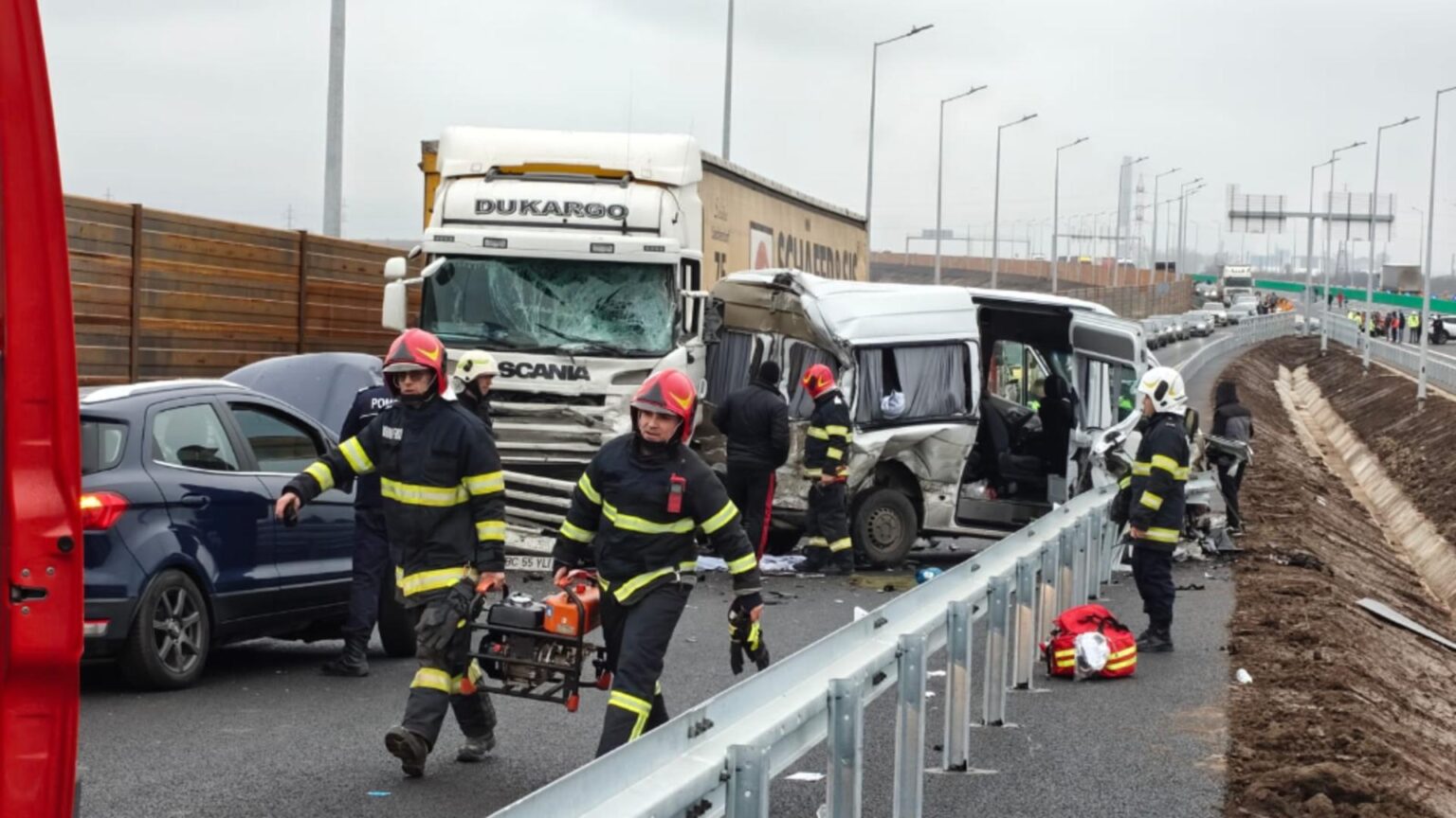 noul tronson al autostrazii moldovei inaugurat cu un grav accident patru oameni au ajuns la spital circulatia este deviata foto 694a8c6687345