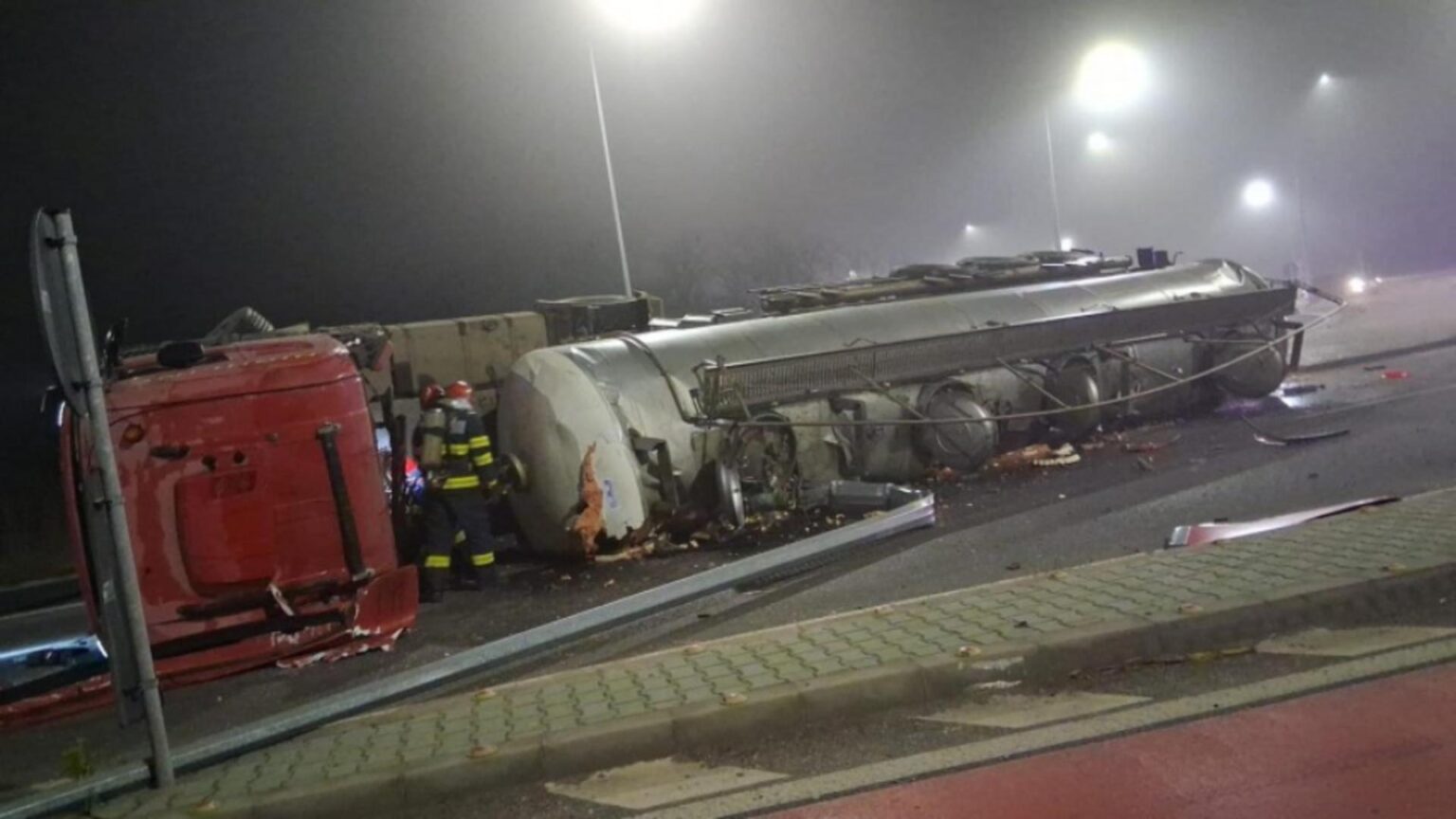 o autocisterna cu amoniac s a rasturnat pe dn5 traficul blocat pe sensul spre giurgiu 6941cf558ee8a