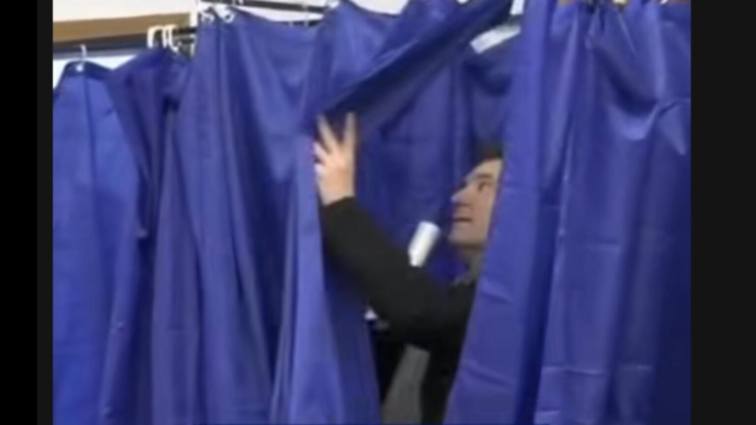 o noua gafa a lui nicusor dan presedintele s a ratacit la vot in lupta cu perdeaua cabinei 6935d0d68150b