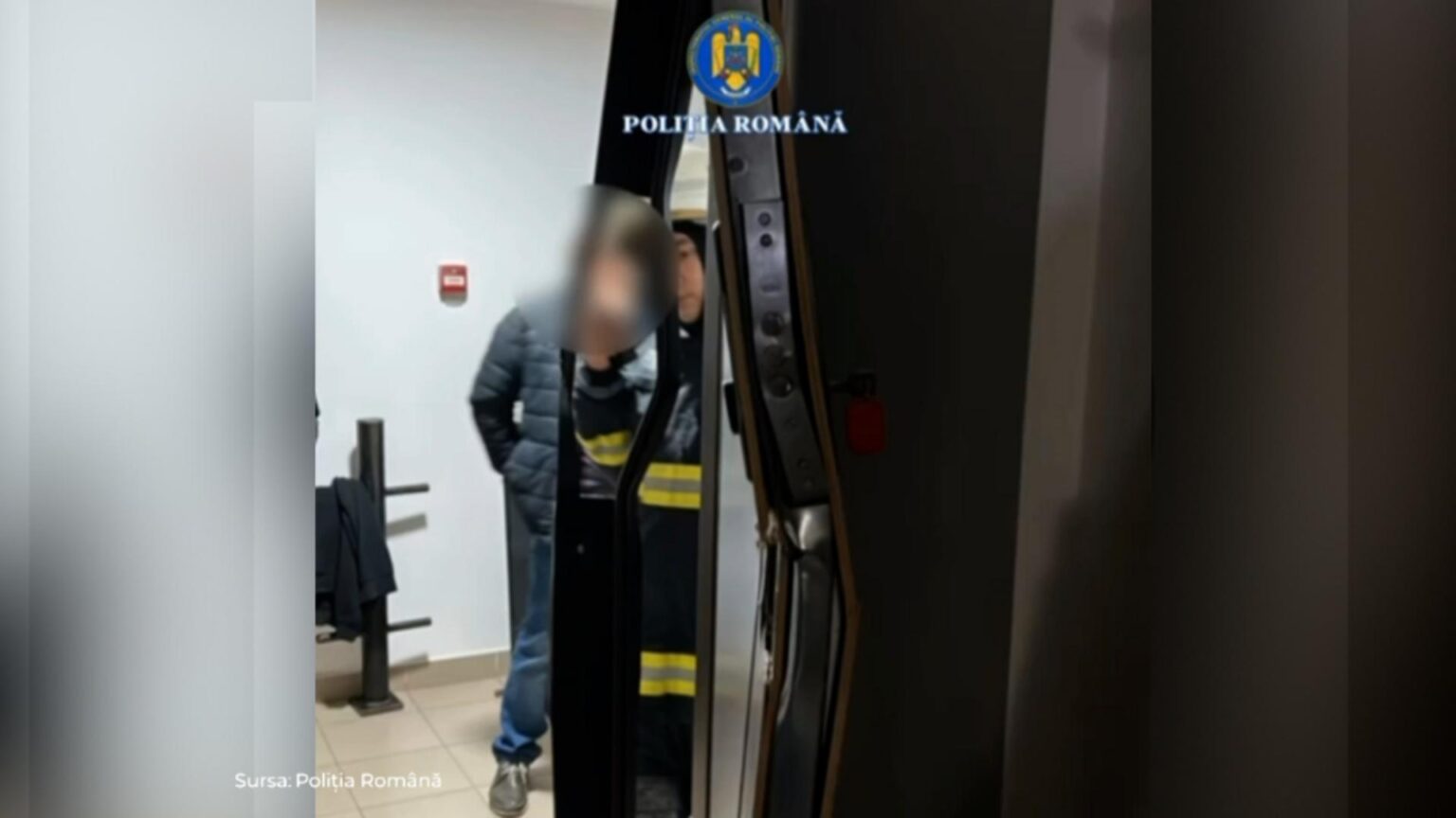 operatiune complexa de salvare in capitala o femeie a fost scoasa din locuinta dupa o interventie in rapel 6945334fd054c