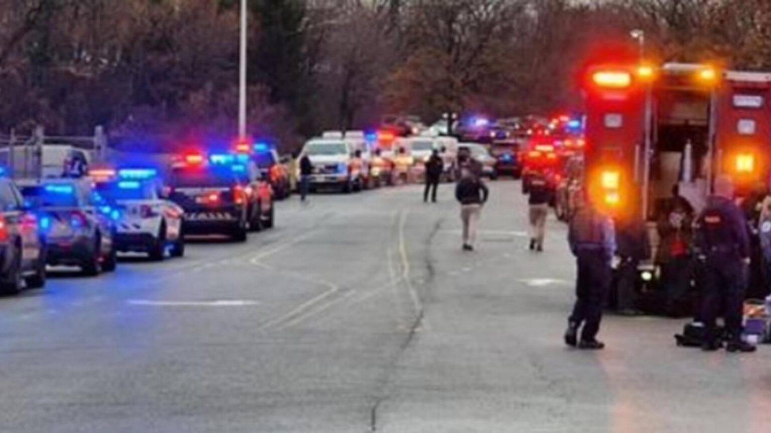 politist ucis intr un atac armat la o cladire de inmatriculari din sua 694c2a5d6f4ba