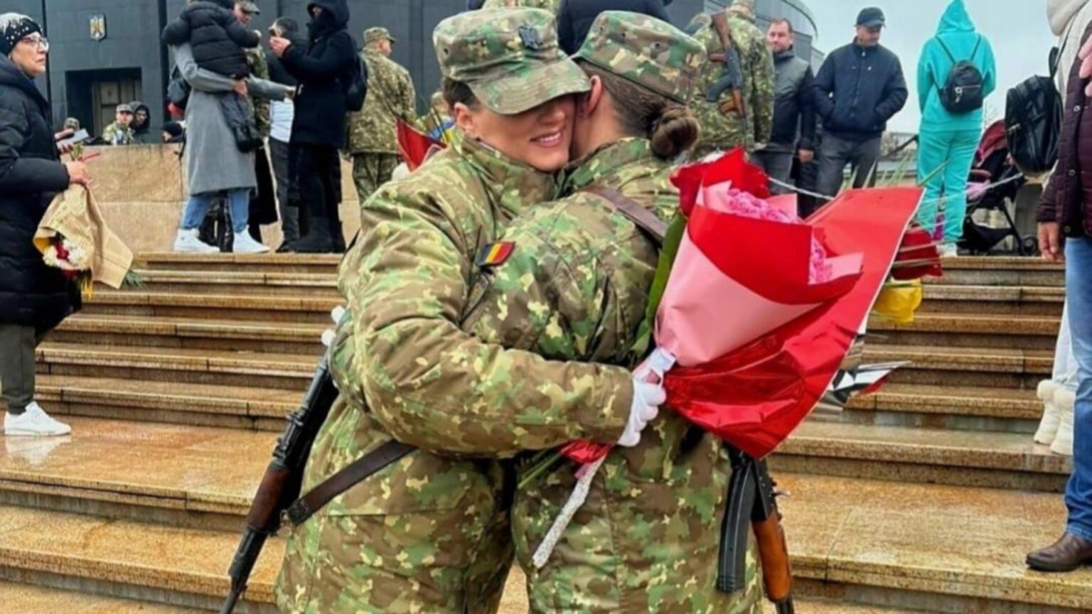 povestea gemenelor care au intrat in armata surorile demonstreaza ca visurile se implinesc daca crezi in ele am 3 copiii acasa dar nu am renuntat la aspiratiile mele 692eb4ff18c93