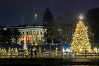 prima felicitare de craciun dupa revenirea la casa alba cum au ales trump si melania sa se afiseze in fotografia oficiala 694cea0c187c4
