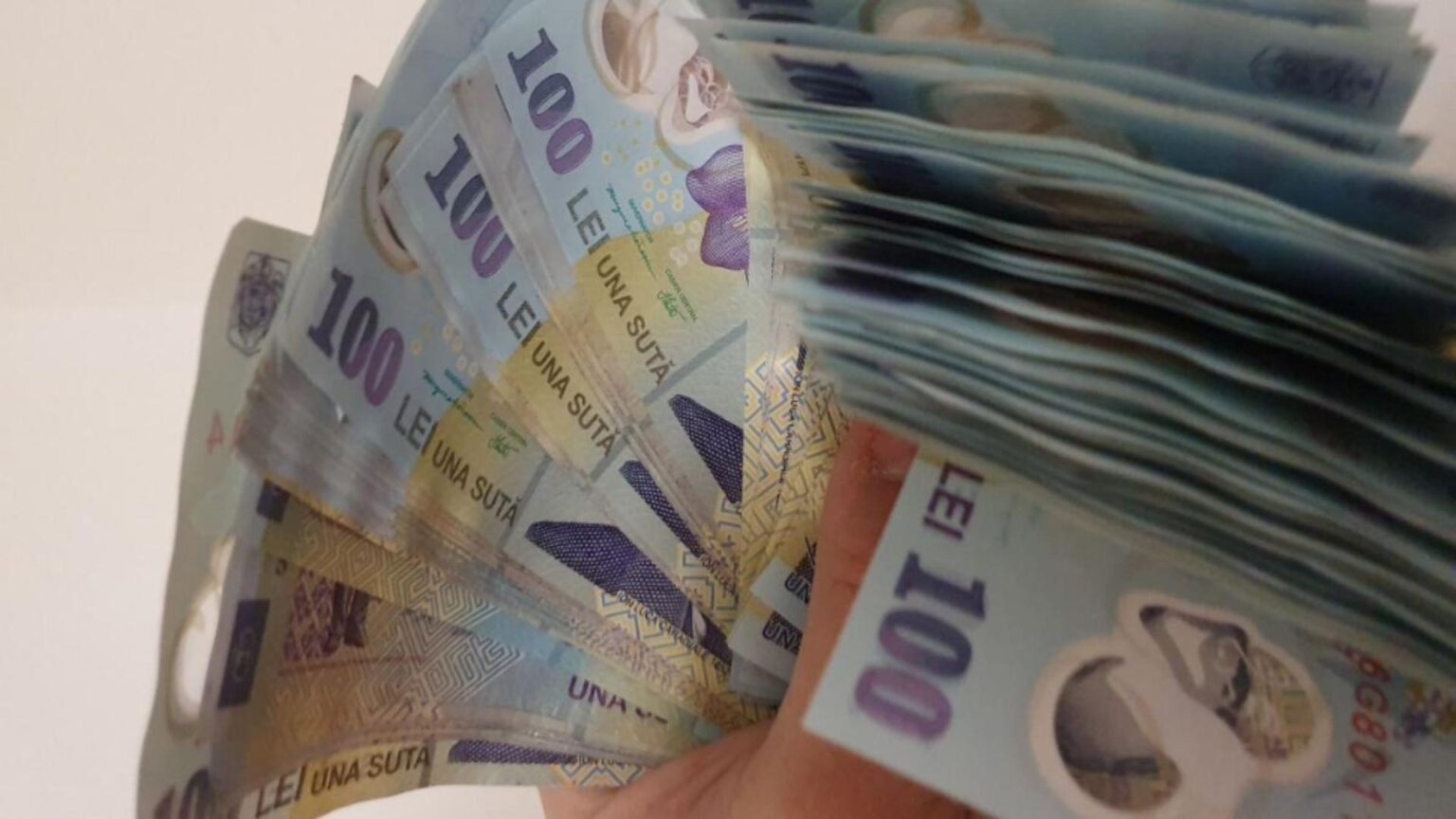 prime de craciun 2025 majoritatea angajatorilor pastreaza bonusurile de sarbatori in ciuda unui an dificil economic 69387ea0c2f96