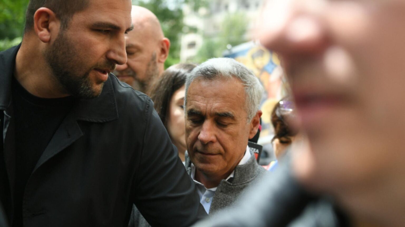 proces crucial astazi pentru calin georgescu romanii vin sa il sustina mobilizare uriasa 693fa6672f2bc