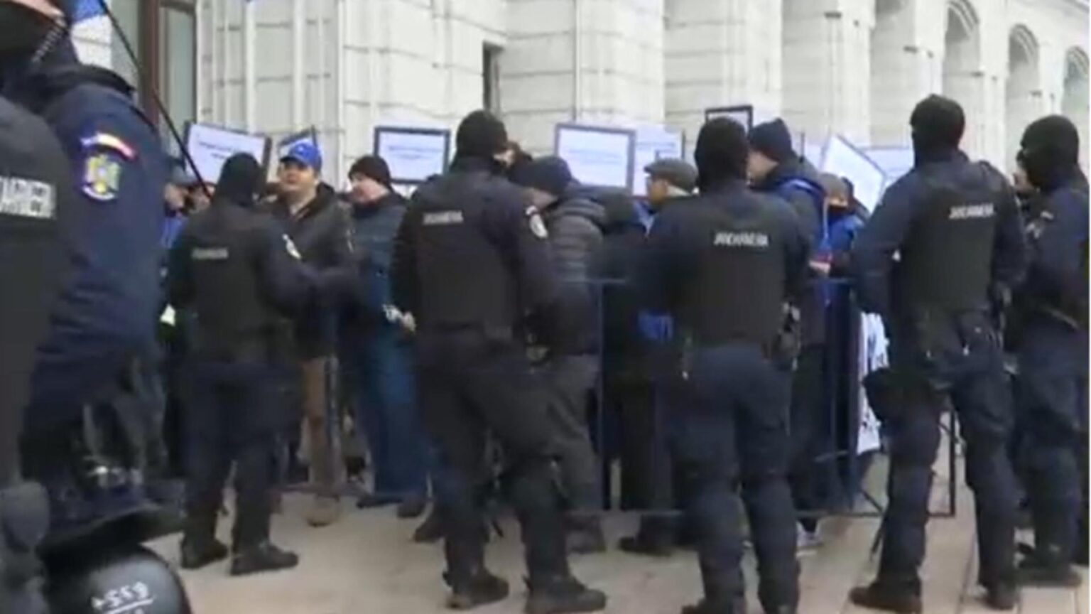 protest cu scantei la ministerul finantelor angajatii elcen au incercat sa patrunda in institutie ciocniri intre protestatari si fortele de ordine video 69492811c8643