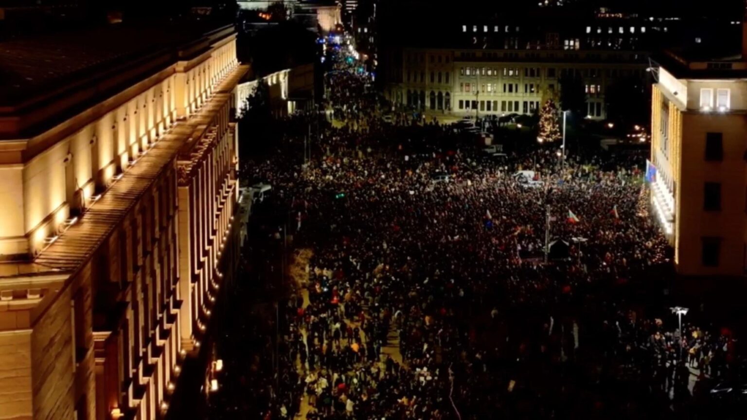proteste masive la sofia oamenii au iesit in strada revoltati de majorarile de taxe prevazute in proiectul de buget video 692df9abf1711
