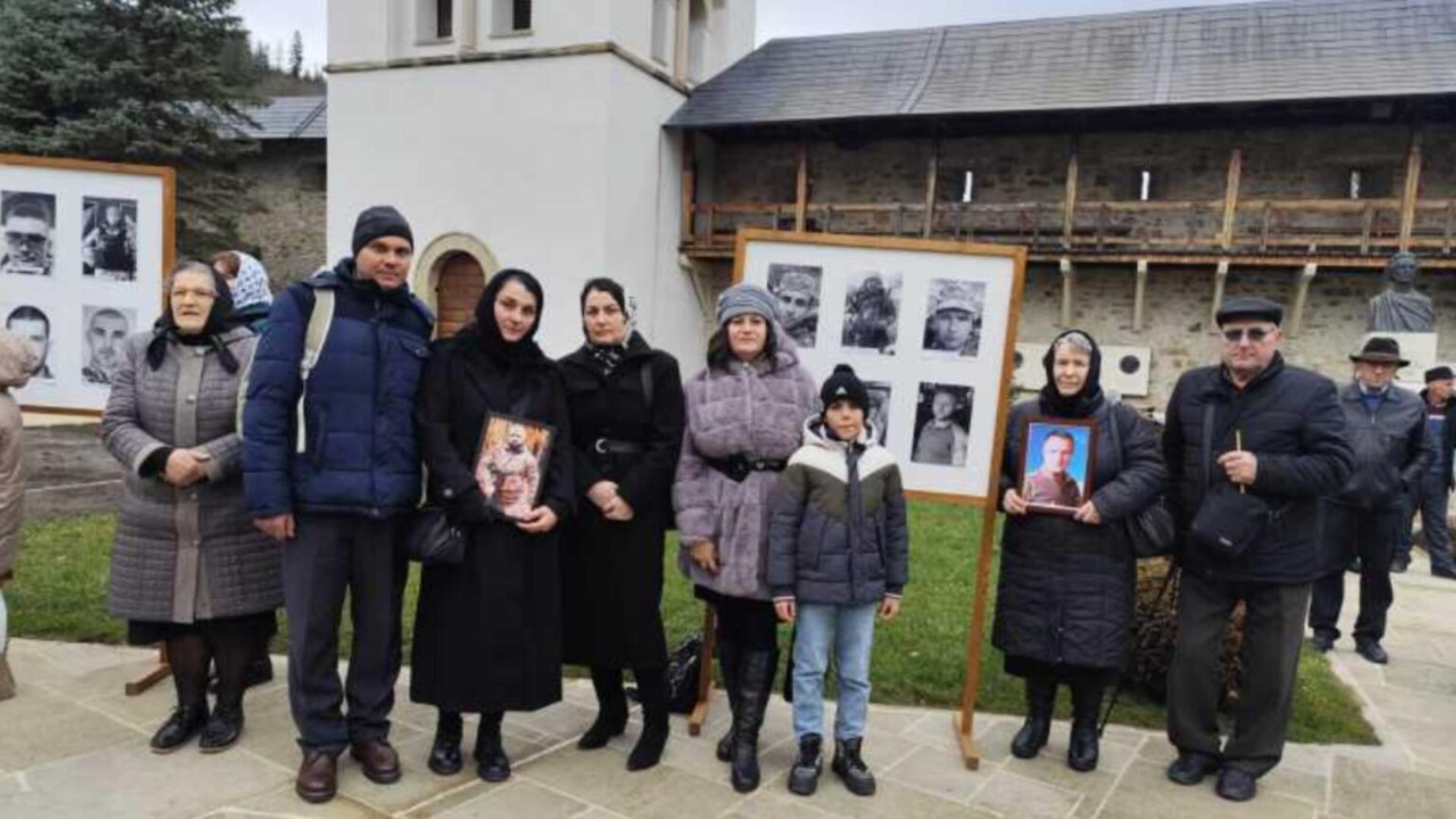 romanii din ucraina cazuti pe front pomeniti intr o slujba emotionanta la manastirea putna 693ee1558e2b9
