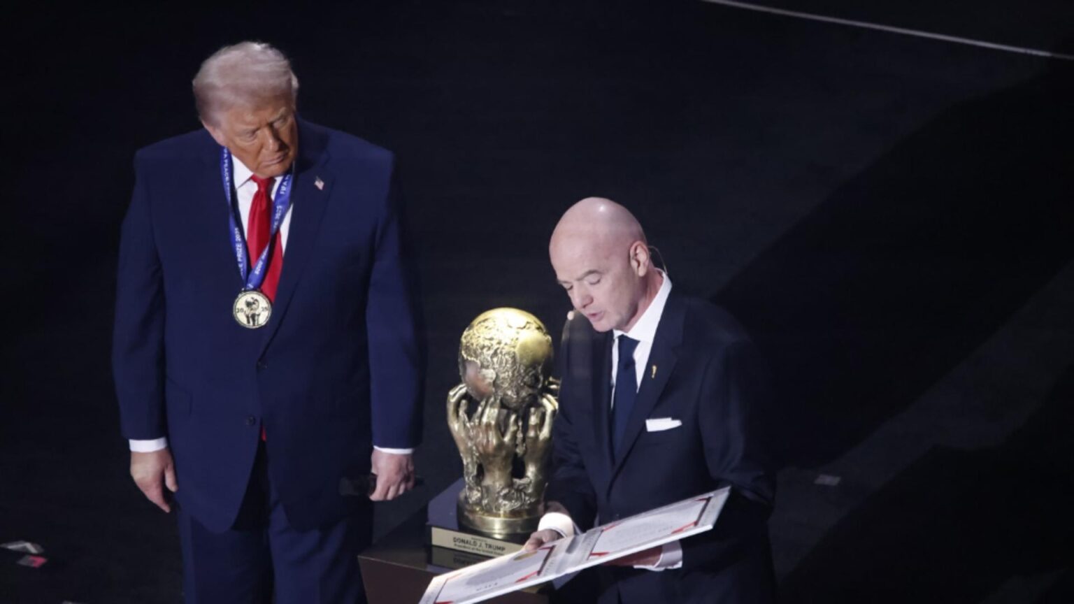 scandal urias la tragerea la sorti a grupelor cm 2026 donald trump acuzat de propaganda politica dupa ce a primit premiul fifa pentru pace 6933fb14655d4