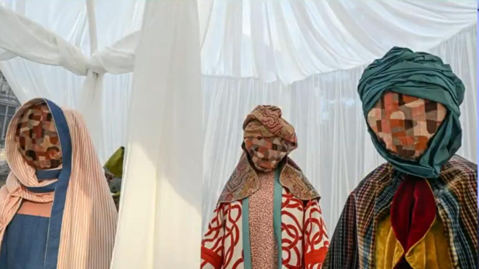 scena nasterii domnului batjocorita la bruxelles personajele principale fara chip amintesc de talibani o insulta la adresa traditiilor foto 692f5108df054