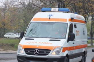 scena socanta in bucuresti un sofer care s a izbit cu masina de un copac a accelerat si a lovit ambulanta sosita sa i acorde ajutor video 693468087ec95