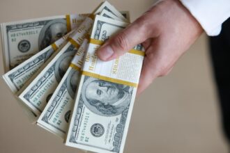 seful pe care si l doreste oricine si a vandut afacerea si a oferit fiecarui angajat bonusuri de 400 000 de dolari 695393238048a