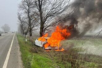 sfarsit groaznic pentru un tanar din slatina s a izbit cu masina de un copac si vehiculul a ars ca o torta foto 693d6dc264aa5