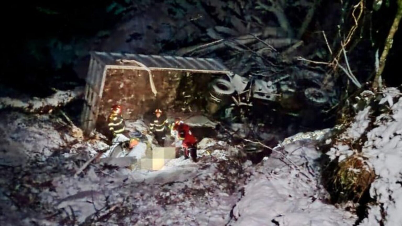 sfarsit tragic la final de an pentru doi barbati dupa ce autoutilitara cu care circulau pe un drum forestier s a rasturnat intr o rapa 6954d6a8cc71b