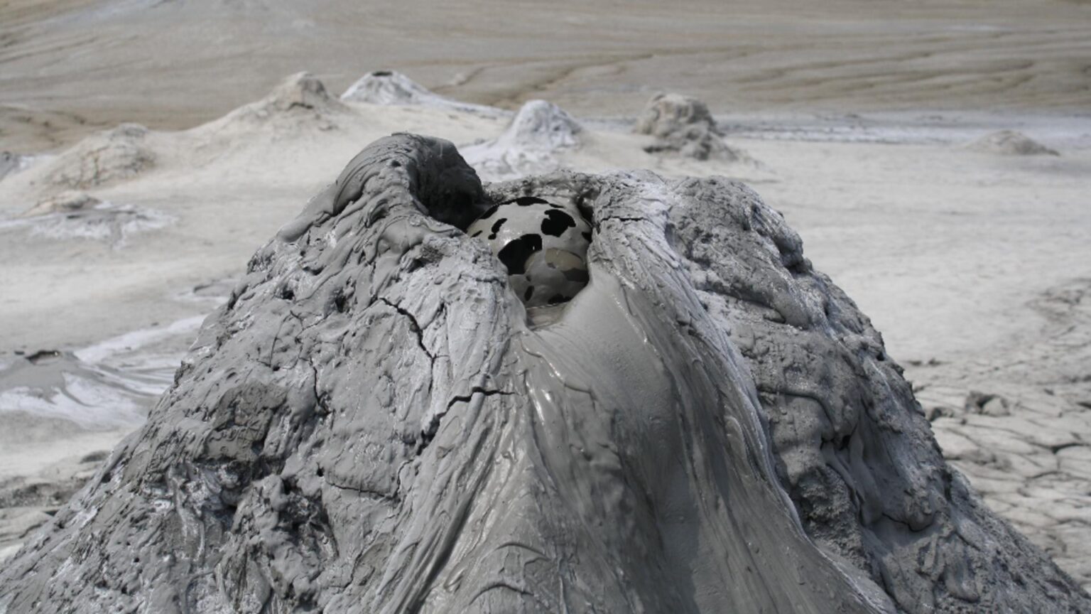 specialistii au analizat namolul de la vulcanii noroiosi pentru proprietati terapeutice ce a aratat primul set de rezultate 692f026303475