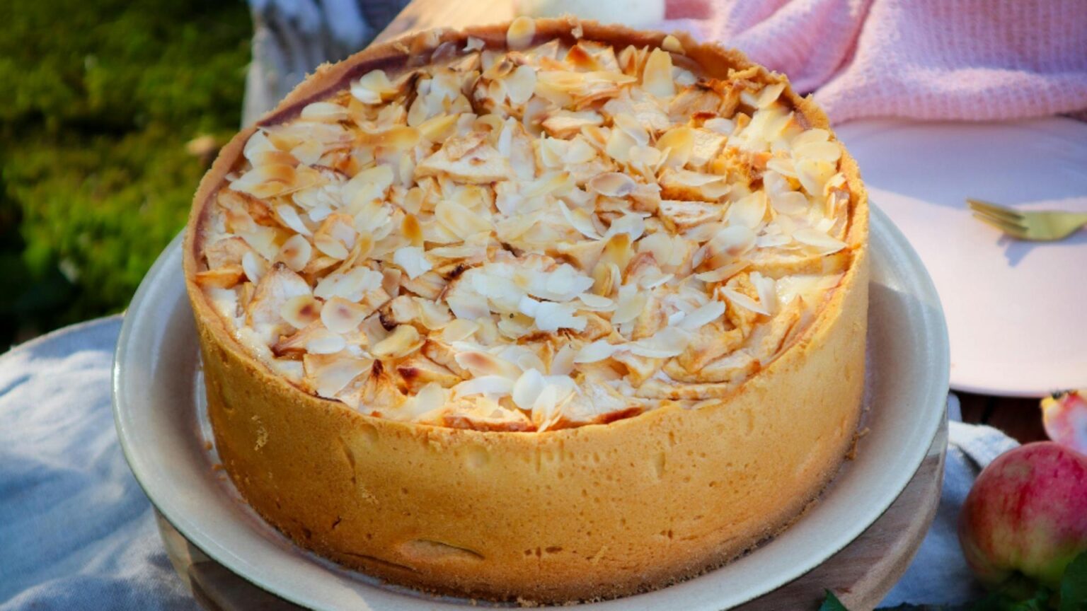 tort festiv cu mere si crema de zahar ars ideal pentru masa de revelion 69527b27d7d38