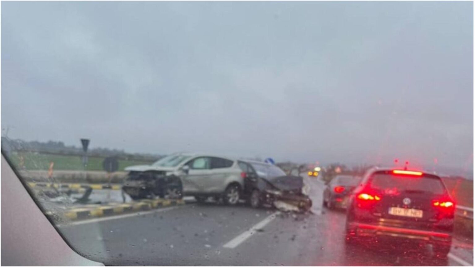 trafic bolcat pe dn1 doua persoane au fost ranite in urma impactului dintre doua masini 692d69476b1c1